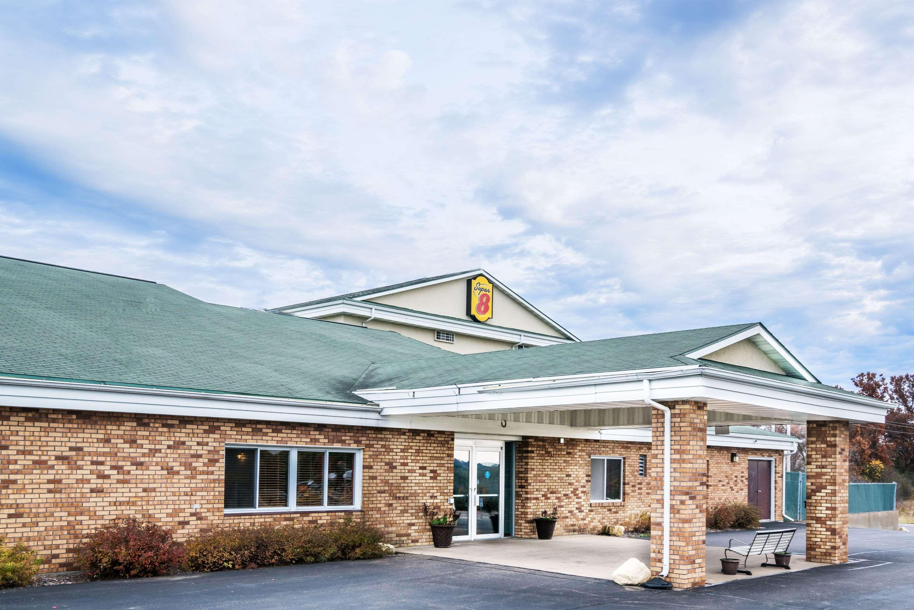 Hotel Super 8 By Wyndham Osseo Wi Exterior foto
